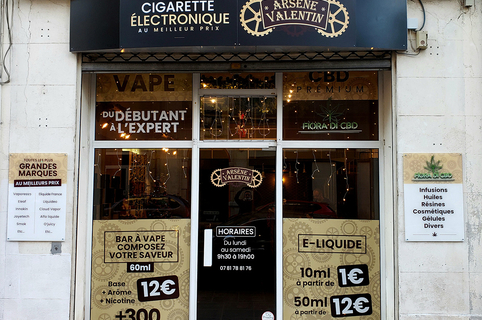 Arsène Valentin Béziers vend des cigarettes électroniques et des e-liquides et propose un bar à vape pour personnaliser ses e-liquides.