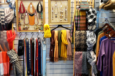 Boutique Autresor Béziers vend des vêtements pour femmes, dont des grandes tailles et des accessoires de mode