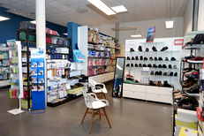 Comptoir médical à Clermont-l’Hérault : grand choix de matériel médical . Ici des chaussures  ( ® SAAM-fabrice CHORT)