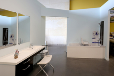 Comptoir médical à Clermont-l’Hérault : Structure matériel médical avec baignoire adaptée ( ® SAAM-fabrice CHORT)