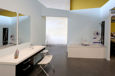 Comptoir médical à Clermont-l’Hérault vend du matériel médical . Ici une présentation avec baignoire adaptée ( ® SAAM-fabrice CHORT)
