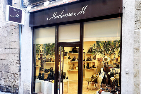 Madame M à Béziers vend des chaussures et des accessoires de mode pour femmes en centre-ville.