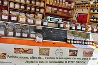 O P’tit Stock Epicerie itinérante propose un grand choix de produits bio et en vrac.(® SAAM - fabrice CHORT)