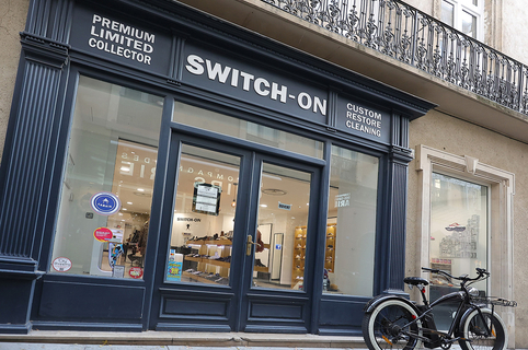 Switch On est un magasin de chaussures à Béziers qui propose de personnaliser vos sneakers pour qu'ils soient uniques. (® SAAM fabrice CHORT)