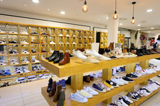 Switch On Béziers vend des chaussures et réalise des sneakers personnalisés (® SAAM fabrice CHORT)