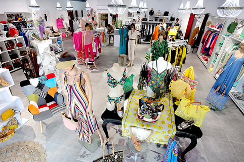 Viviane Collection à Gignac vend des vêtements pour femmes et accessoires de mode tendance.(® SAAM fabrice CHORT)