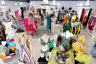 Viviane Collection à Gignac vend des vêtements pour femmes et accessoires de mode tendance.(® SAAM fabrice CHORT)