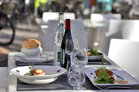 Brasserie Saint Roch à Sérignan et ses tables en terrasse (® SAAM - fabrice CHORT)