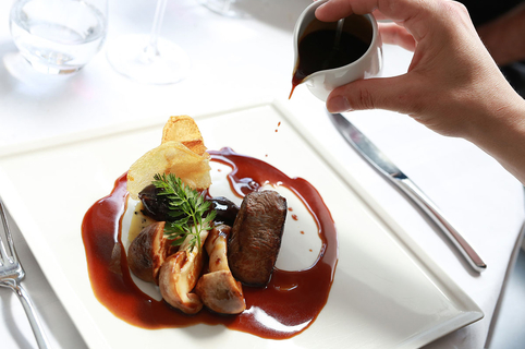 L'Ambassade Béziers est un restaurant gastronomique qui propose une cuisine traditionnelle faite maison à base de produits frais en centre-ville.(® SAAM-fabrice Chort)