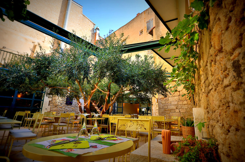 Le Patio Béziers est un restaurant traditionnel qui propose une cuisine fait maison aux saveurs méditerranéennes en centre-ville avec une terrasse.(®  SAAM fabrice CHORT)